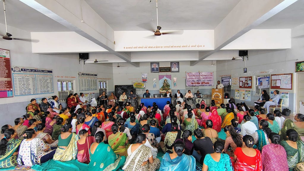 ઘરેલુ હિંસા અધિનિયમ અંગેના માર્ગદર્શન સેમિનારમાં મોટી સંખ્યામાં મહિલાઓ ઉપસ્થિત છે, જ્યારે વક્તા માઇક  દ્વારા માર્ગદર્શન આપી રહ્યા છે.