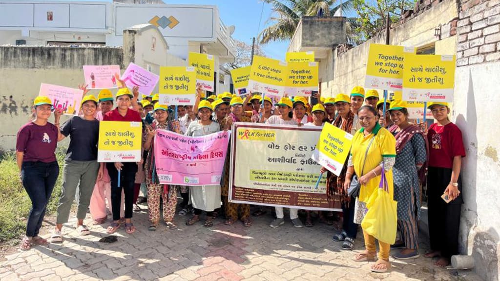 વોક ફોર હર દરમિયાન લાઠીમાં સાથે ચાલતી મહિલાઓ